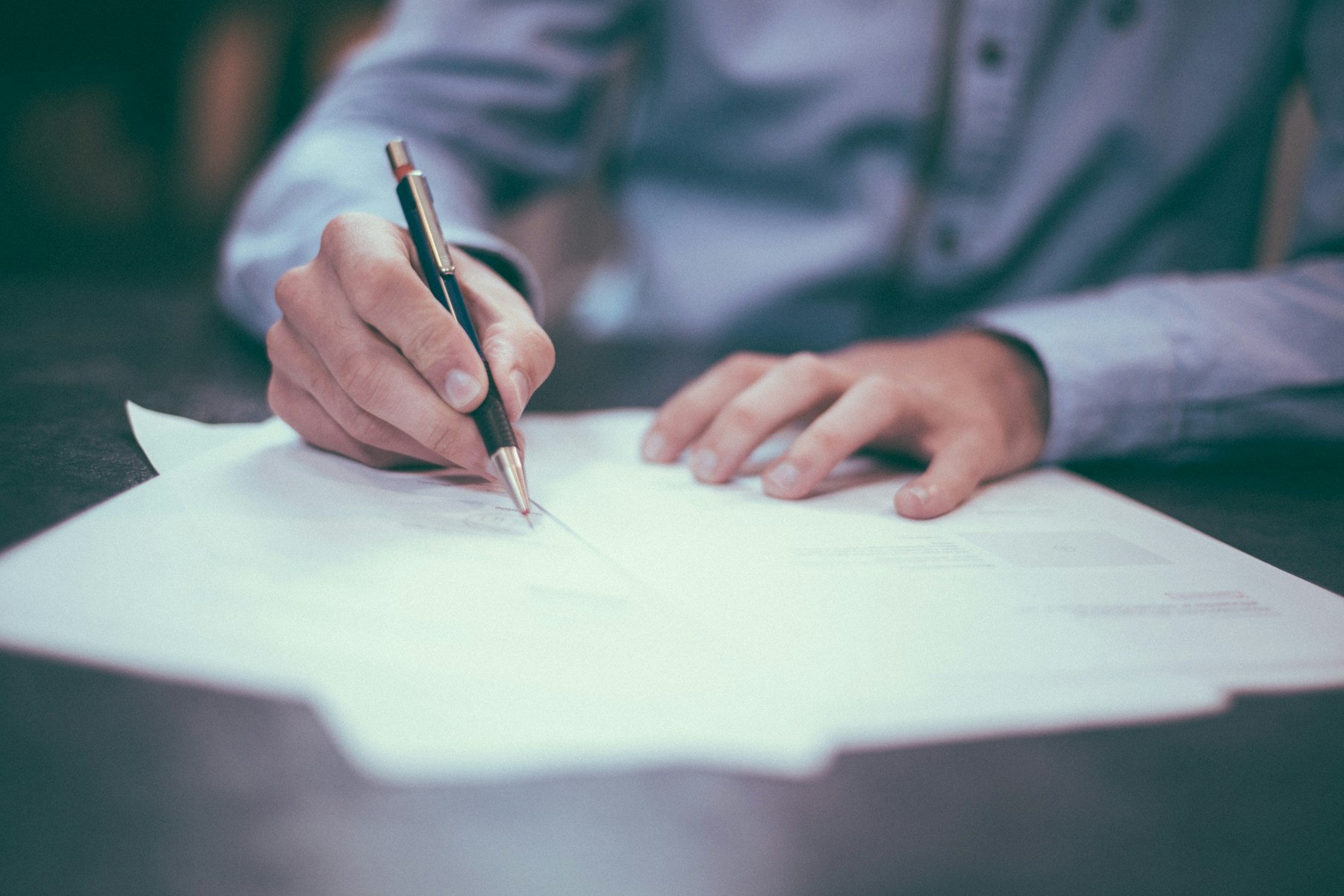 Professionnel du droit dans un bureau
