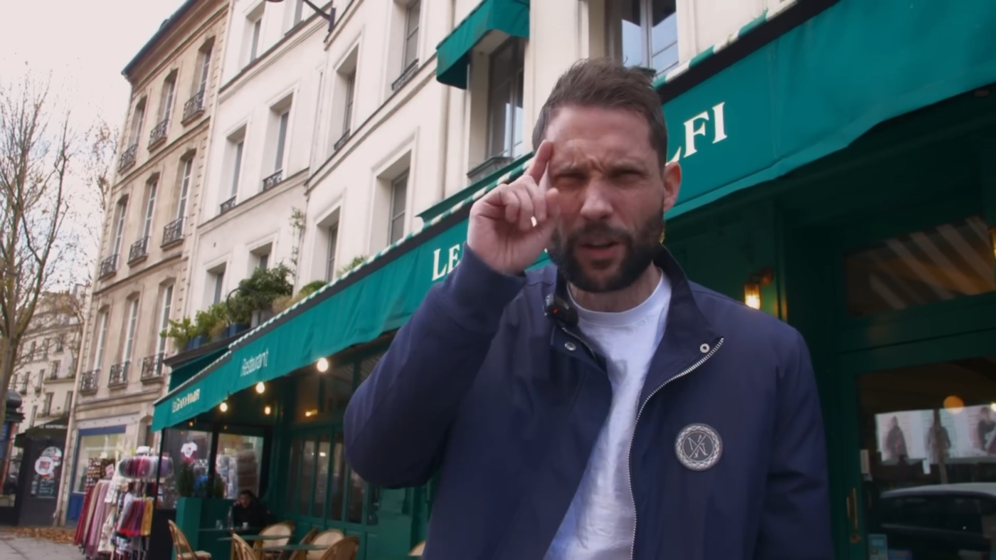 Morgan VS devant le restaurant Le Grand Amalfi