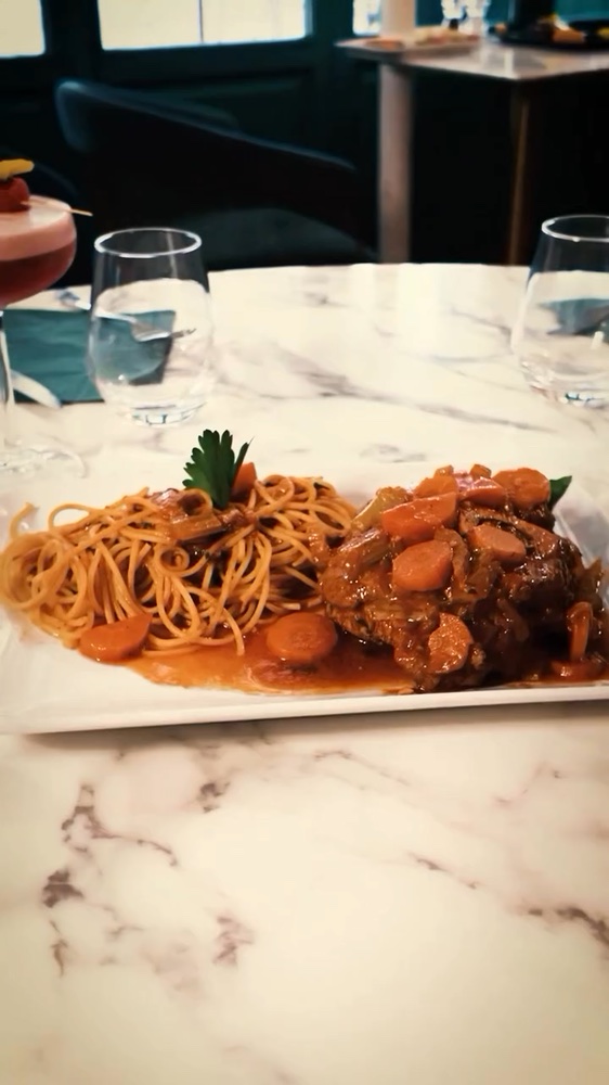 Plat de fête servi au Grand Amalfi